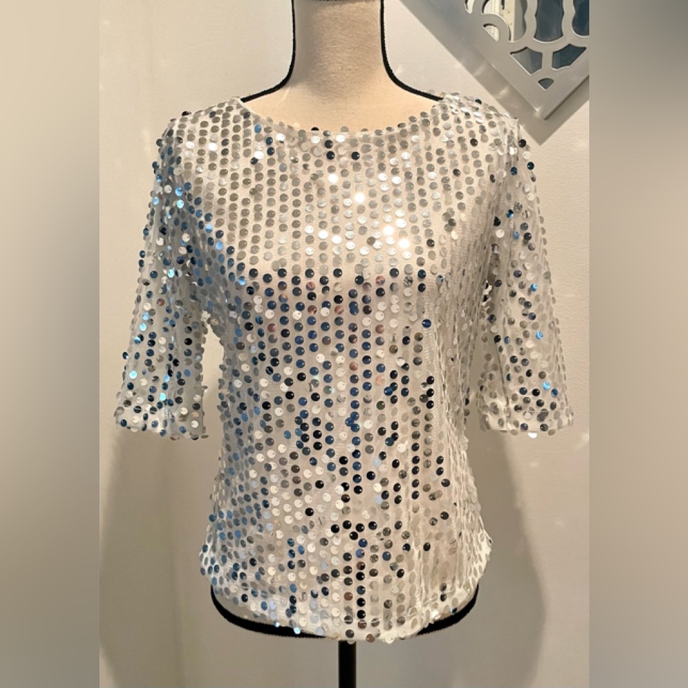 RUIYIGE WHITE SHORT SLEEVE TOP/BLOUSE SILVER ROUND SEQUINED LINED SIZE M